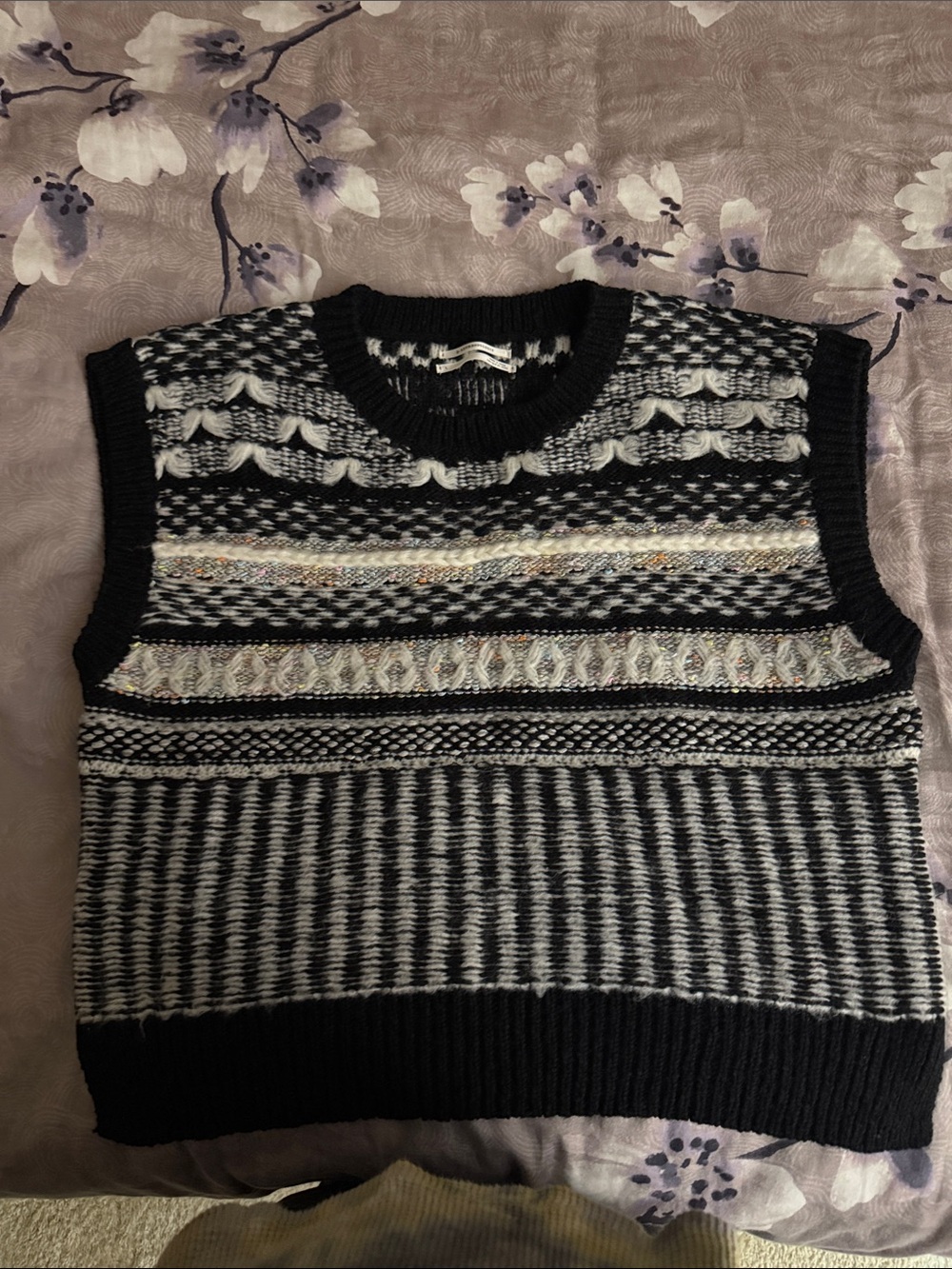 Women Black & White Patterned Knit Sweater Vest